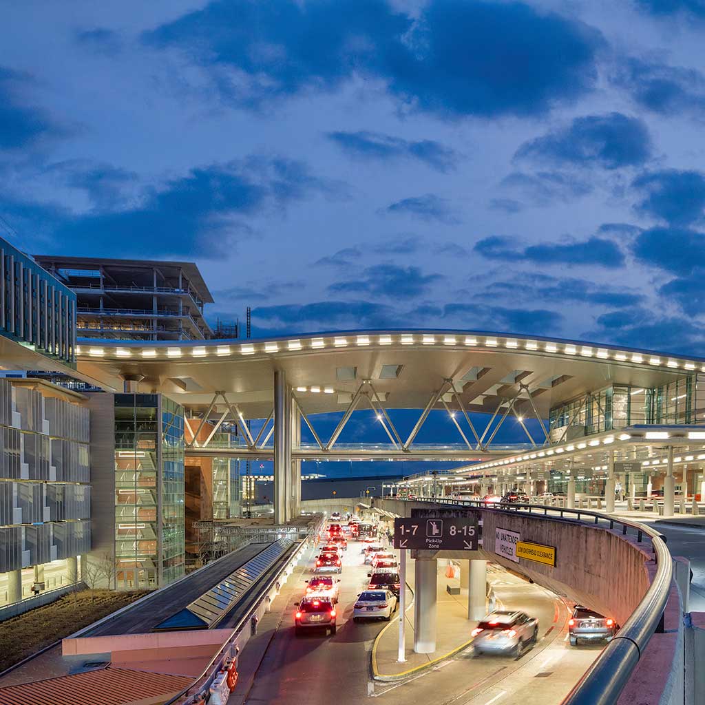 airlines that fly out of Nashville